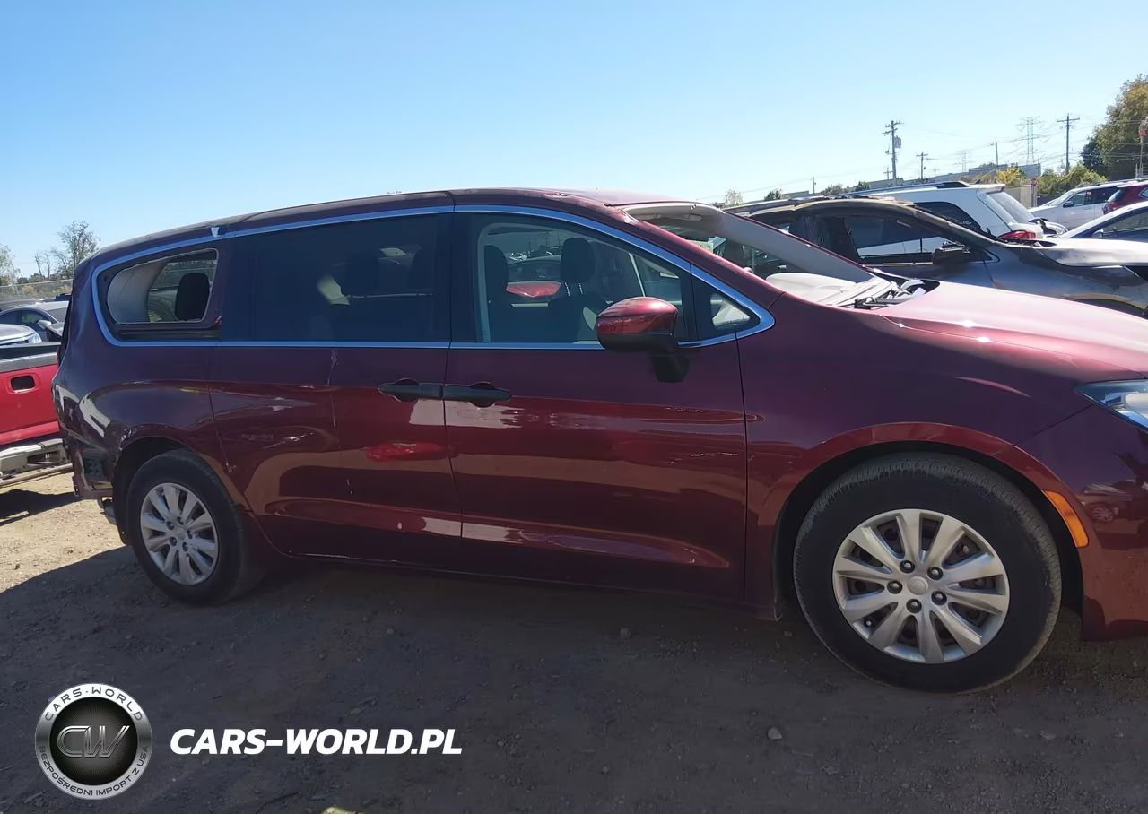 2018 Chrysler Pacifica L VIN:2C4RC1AG8JR237228 - 13