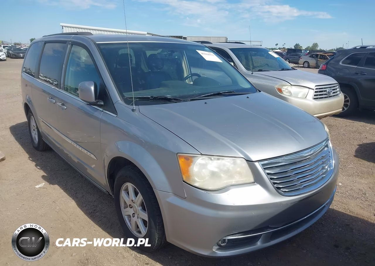 2013 Chrysler Town & Country Touring – zdjęcie 1 z 11