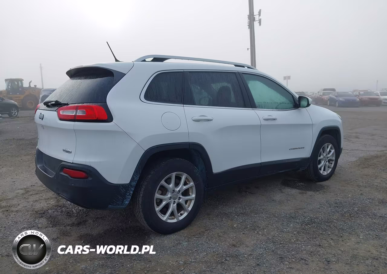 2018 Jeep Cherokee Latitude 4X4 VIN:1C4PJMCB5JD528661 - 4