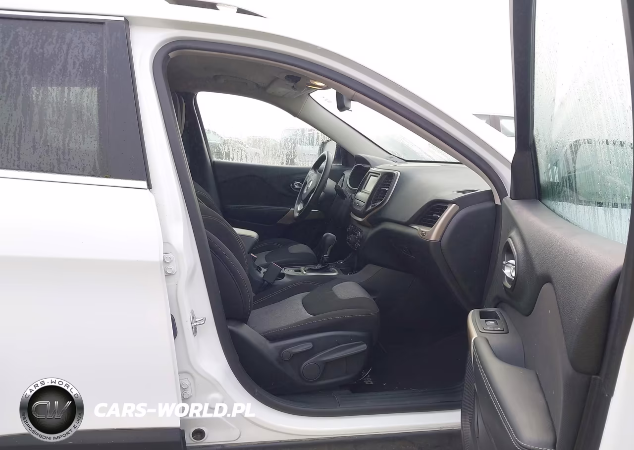 2018 Jeep Cherokee Latitude 4X4 VIN:1C4PJMCB5JD528661 - 5
