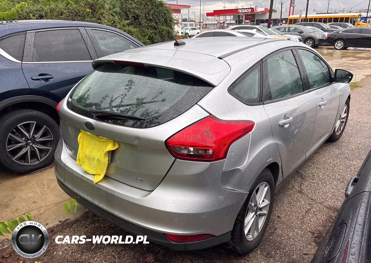 2018 Ford Focus Se VIN:1FADP3K29JL272405 - 4