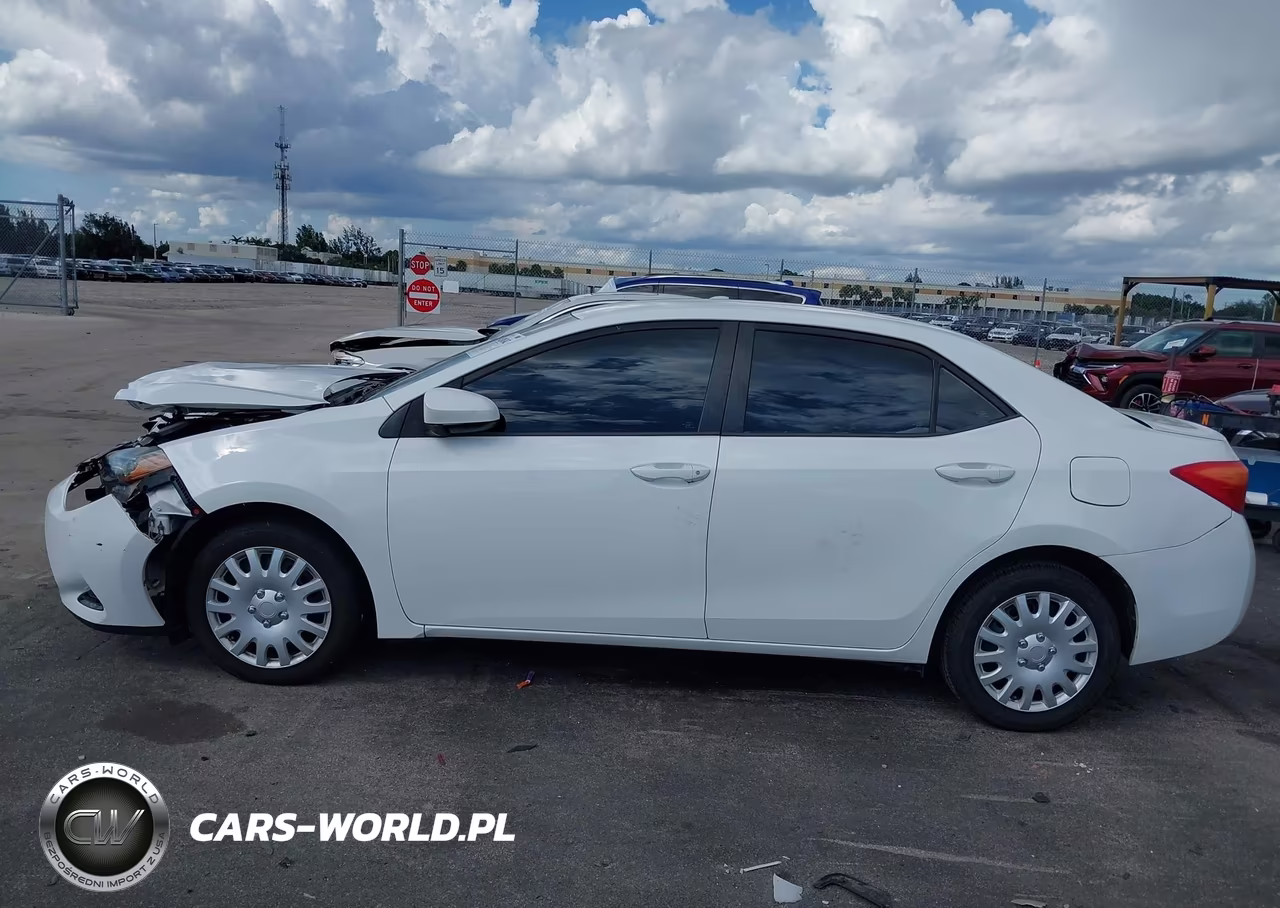 2018 Toyota Corolla Le VIN:2T1BURHE2JC095394 - 14