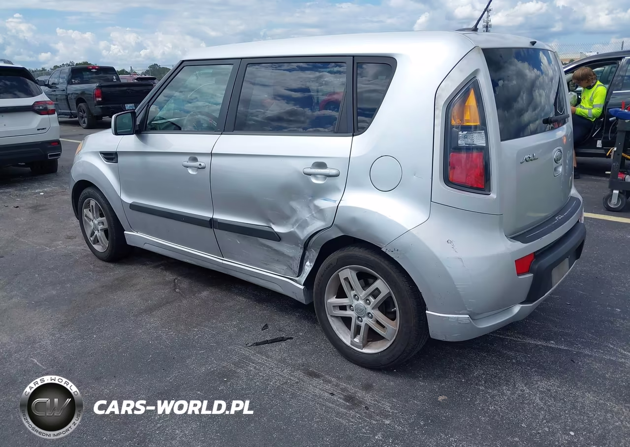 2011 Kia Soul + VIN:KNDJT2A29B7339194 - 3