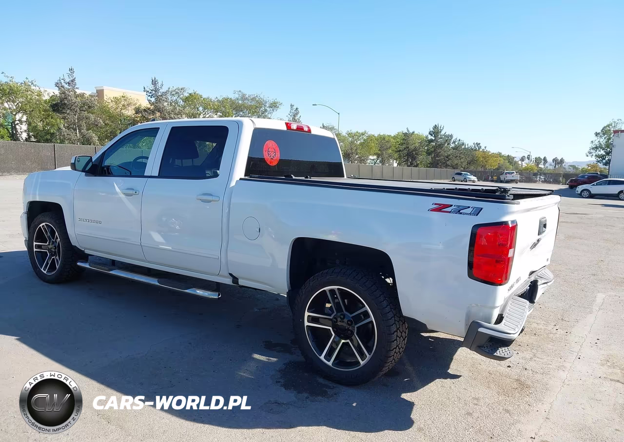 2018 Chevrolet Silverado 1500 2Lt VIN:1GCUKREC7JF153122 - 3