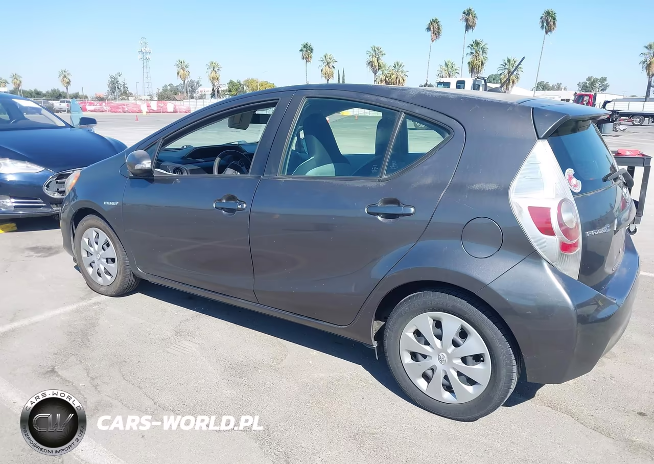 2014 Toyota Prius C One VIN:JTDKDTB37E1575168 - 3