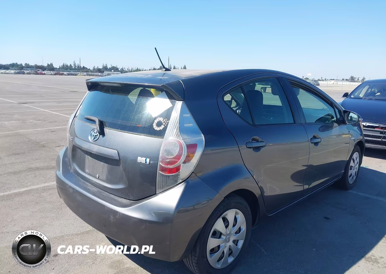 2014 Toyota Prius C One VIN:JTDKDTB37E1575168 - 4