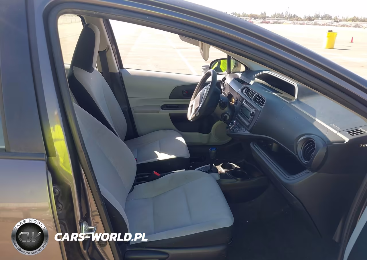 2014 Toyota Prius C One VIN:JTDKDTB37E1575168 - 5