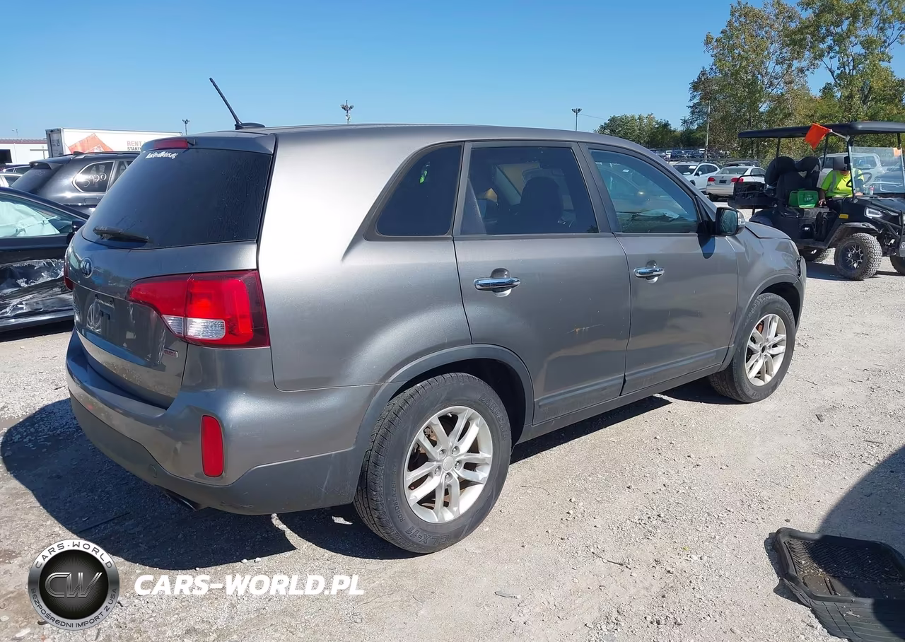2015 Kia Sorento Lx VIN:5XYKT3A68FG657586 - 4