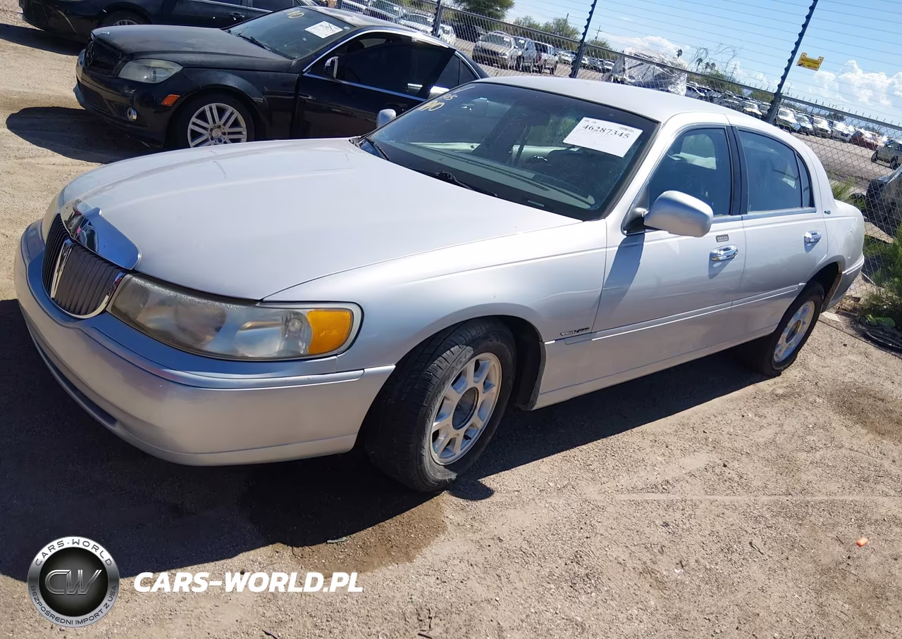 2000 Lincoln Town Car Signature VIN:1LNHM82W7YY935726 - 2