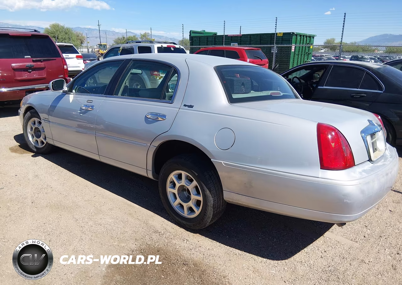 2000 Lincoln Town Car Signature VIN:1LNHM82W7YY935726 - 3