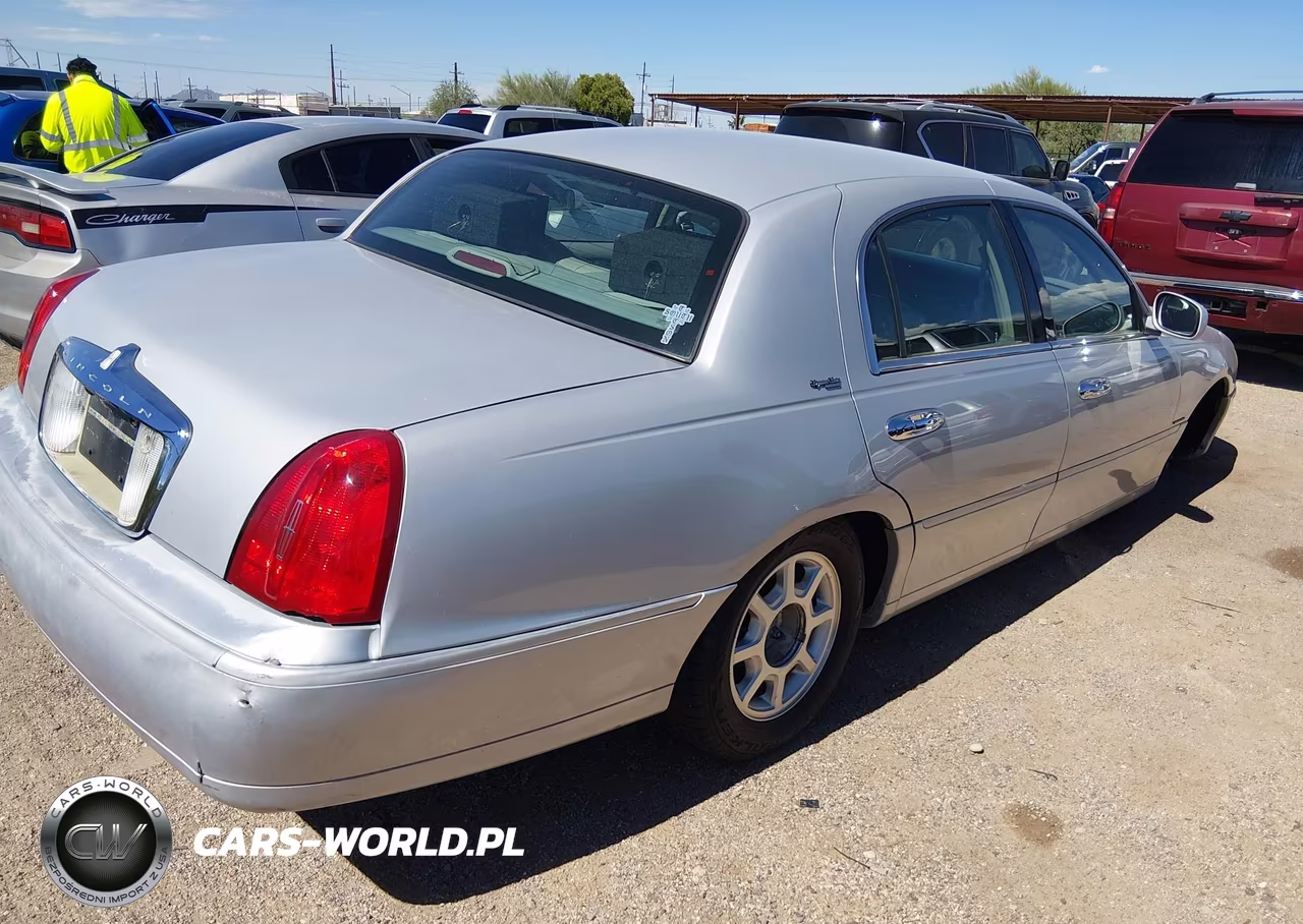 2000 Lincoln Town Car Signature VIN:1LNHM82W7YY935726 - 4