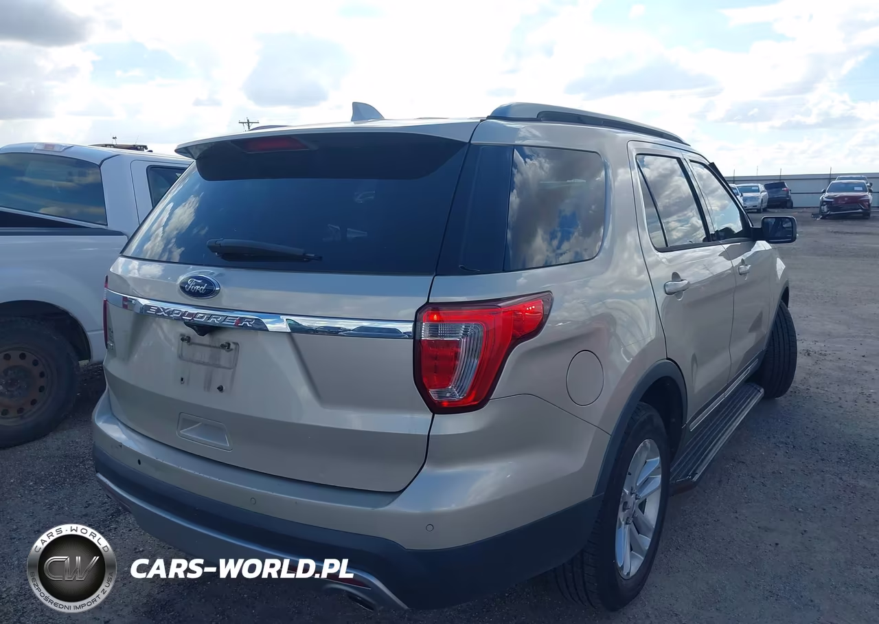 2017 Ford Explorer Xlt VIN:1FM5K7D8XHGD39758 - 4