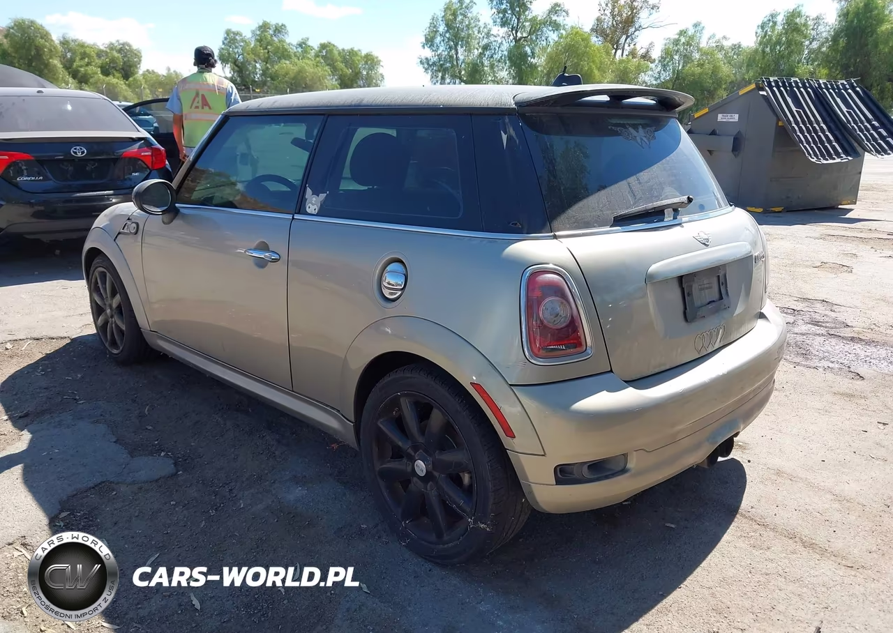 2010 Mini Cooper S VIN:WMWMF7C53ATZ72902 - 3