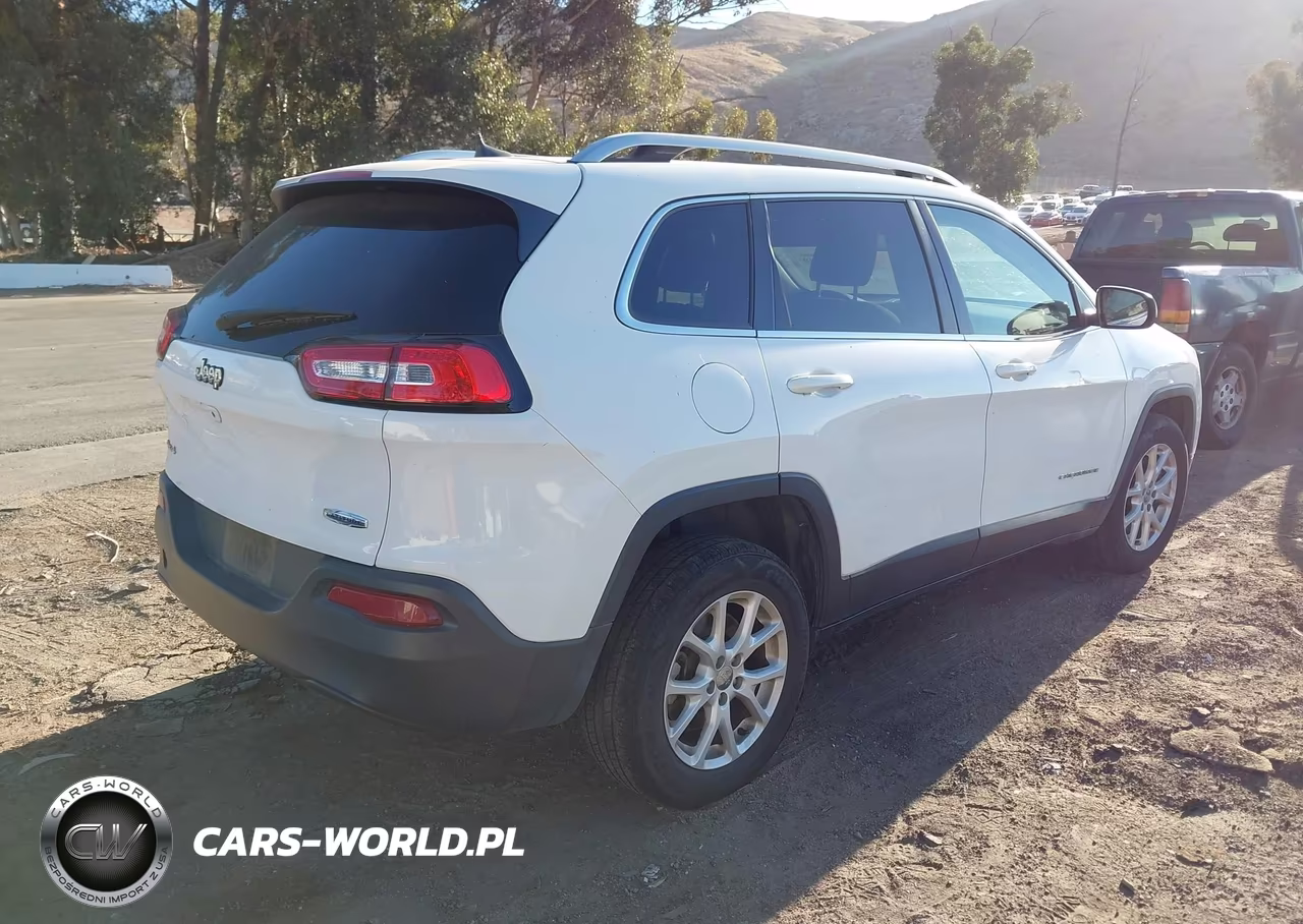 2016 Jeep Cherokee Latitude VIN:1C4PJMCB0GW301570 - 4