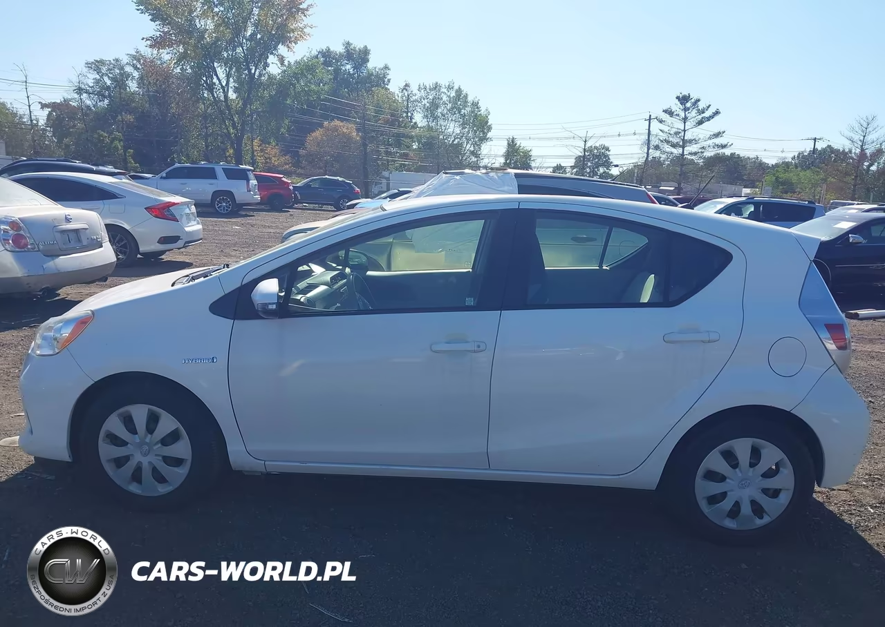 2014 Toyota Prius C One VIN:JTDKDTB33E1069627 - 15