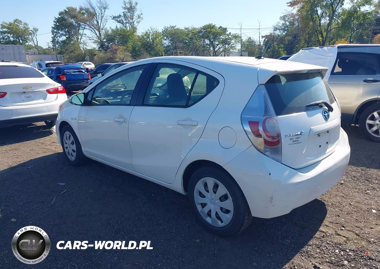 2014 Toyota Prius C One VIN:JTDKDTB33E1069627 - 3