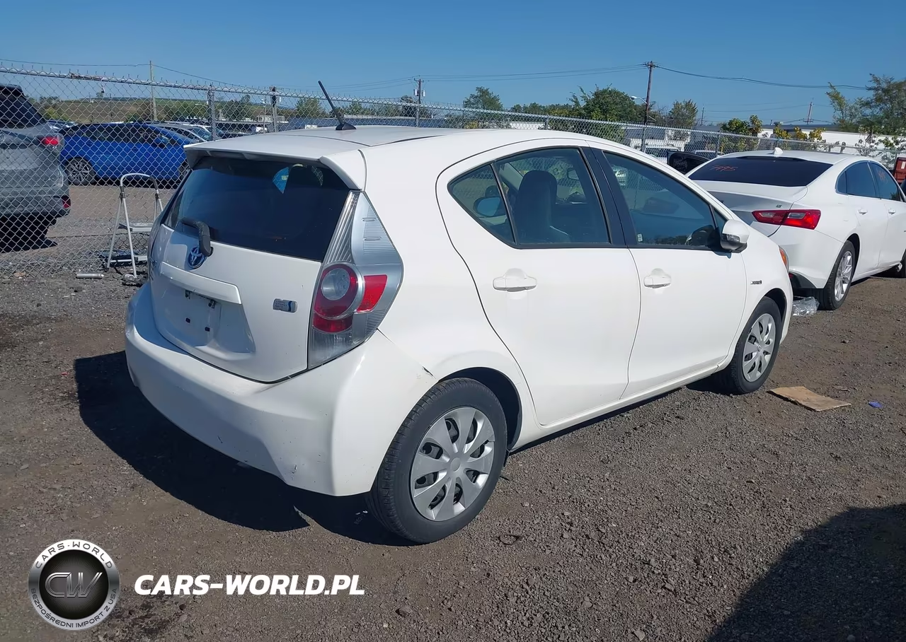2014 Toyota Prius C One VIN:JTDKDTB33E1069627 - 4