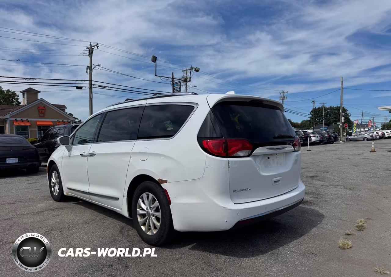 2019 Chrysler Pacifica Touring L VIN:2C4RC1BG9KR554080 - 3