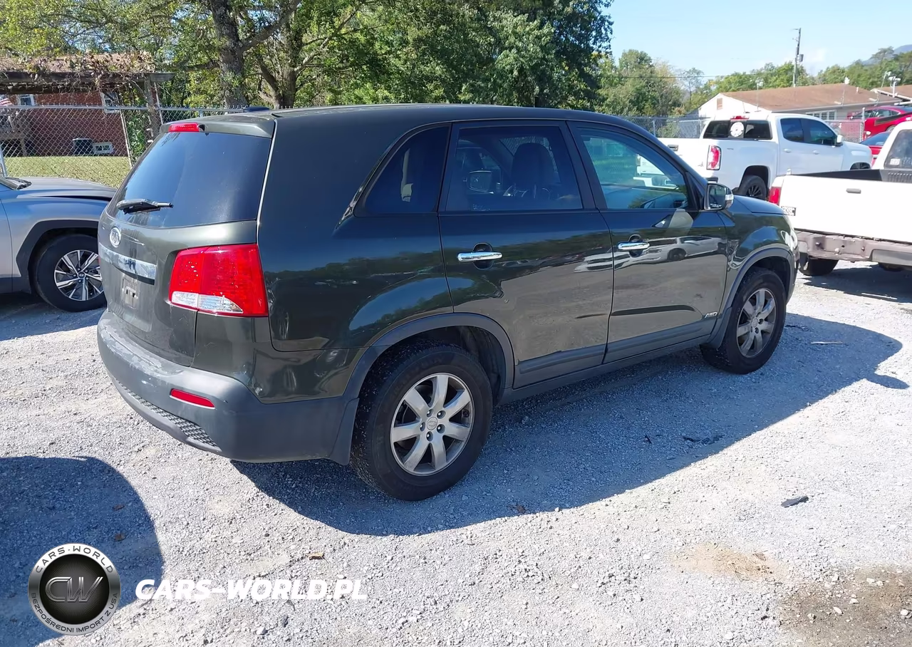 2011 Kia Sorento Lx VIN:5XYKTCA12BG139942 - 4