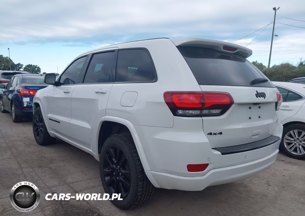 2017 Jeep Grand Cherokee Altitude 4X4 VIN:1C4RJFAG5HC755464 - 3