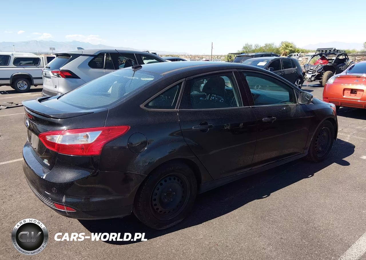 2014 Ford Focus Se VIN:1FADP3F22EL413962 - 4