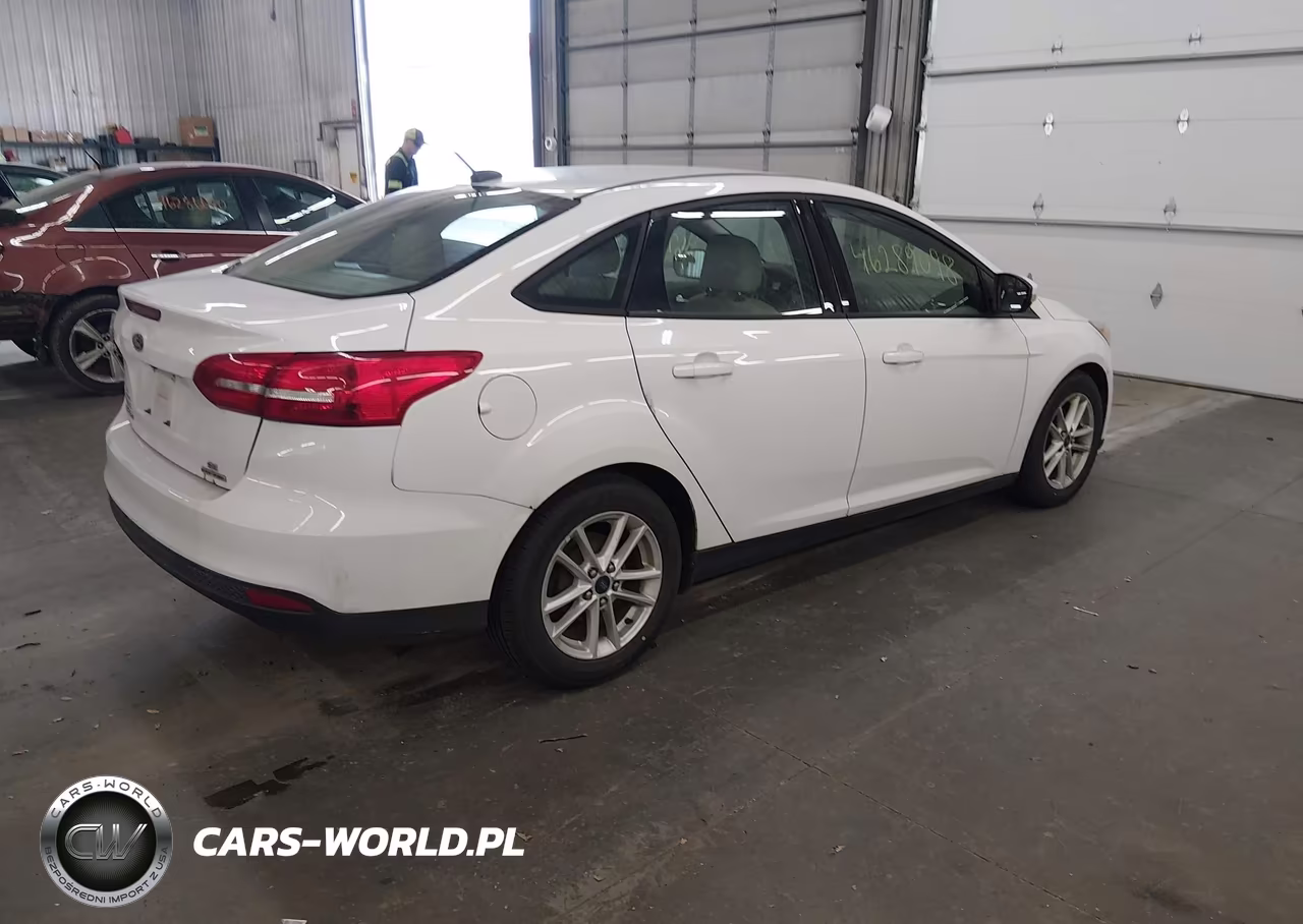 2015 Ford Focus Se VIN:1FADP3F23FL364577 - 4