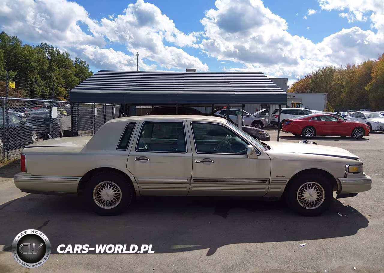 1997 Lincoln Town Car Signature VIN:1LNLM82W5VY732999 - 13