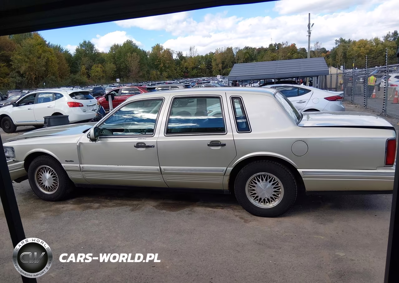 1997 Lincoln Town Car Signature VIN:1LNLM82W5VY732999 - 14