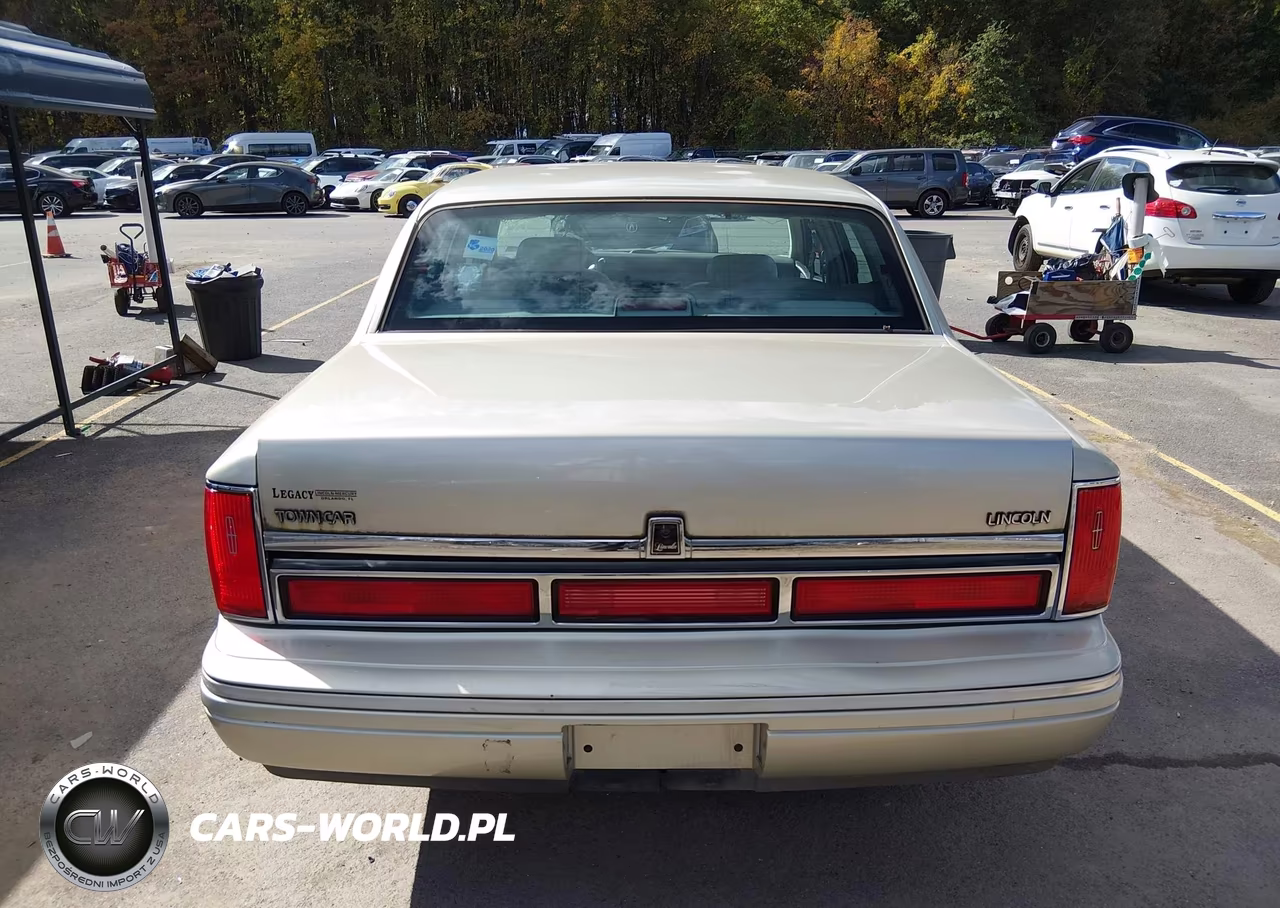 1997 Lincoln Town Car Signature VIN:1LNLM82W5VY732999 - 16