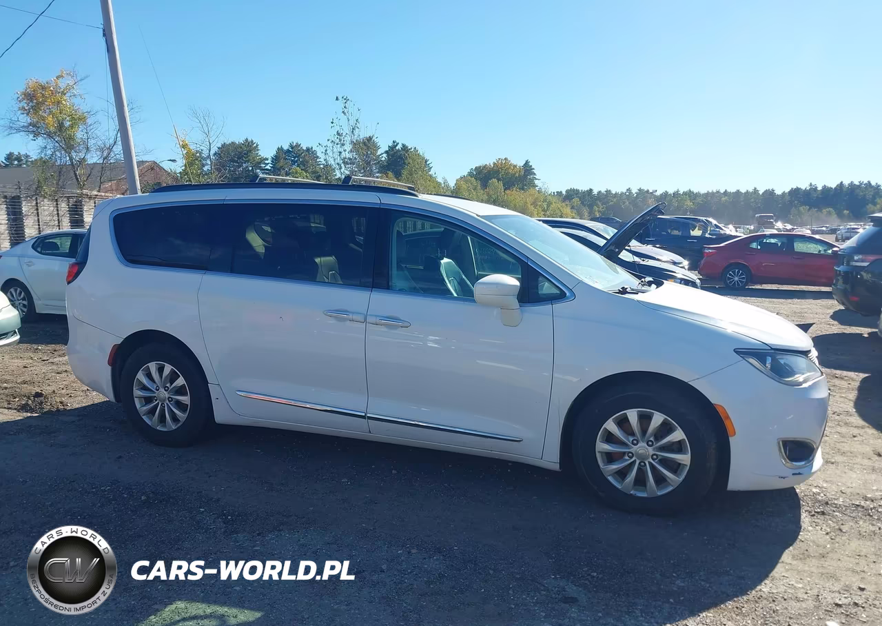 2017 Chrysler Pacifica Touring-L VIN:2C4RC1BGXHR795851 - 13