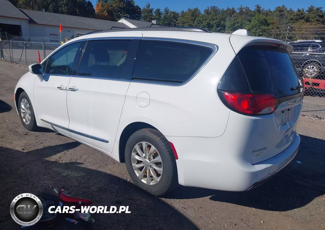 2017 Chrysler Pacifica Touring-L VIN:2C4RC1BGXHR795851 - 3