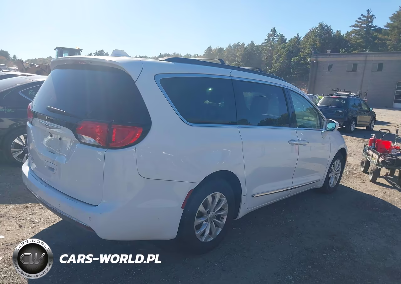 2017 Chrysler Pacifica Touring-L VIN:2C4RC1BGXHR795851 - 4
