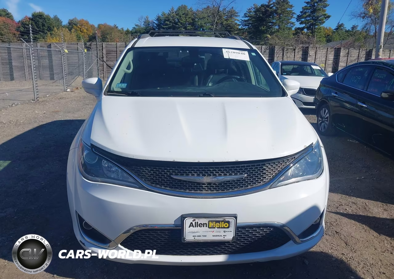 2017 Chrysler Pacifica Touring-L VIN:2C4RC1BGXHR795851 - 6