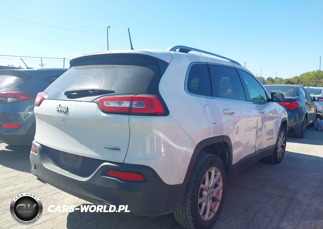 2016 Jeep Cherokee Latitude VIN:1C4PJLCB4GW307608 - 4