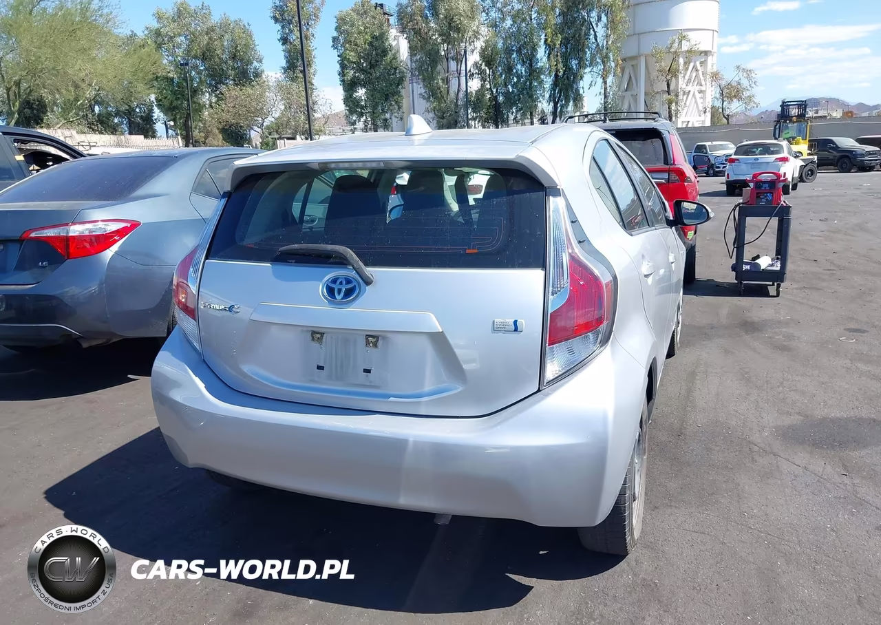 2015 Toyota Prius C One VIN:JTDKDTB33F1583124 - 17