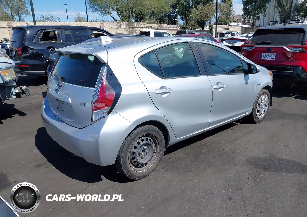 2015 Toyota Prius C One VIN:JTDKDTB33F1583124 - 4