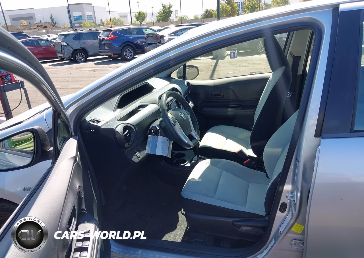 2015 Toyota Prius C One VIN:JTDKDTB33F1583124 - 5