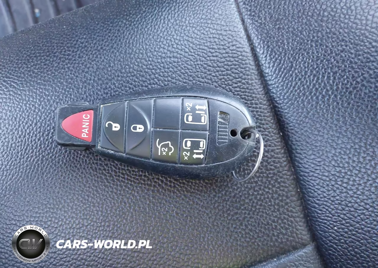 2015 Chrysler Town & Country Touring VIN:2C4RC1BG0FR726342 - 11