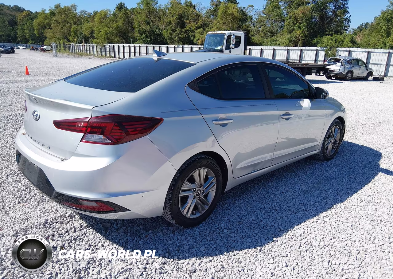 2019 Hyundai Elantra Sel VIN:5NPD84LF2KH418759 - 4