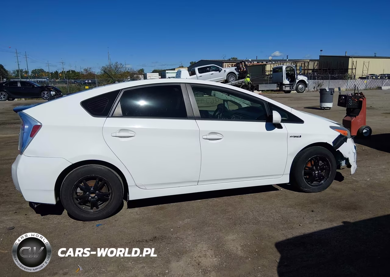 2015 Toyota Prius Two VIN:JTDKN3DU9F1918616 - 13