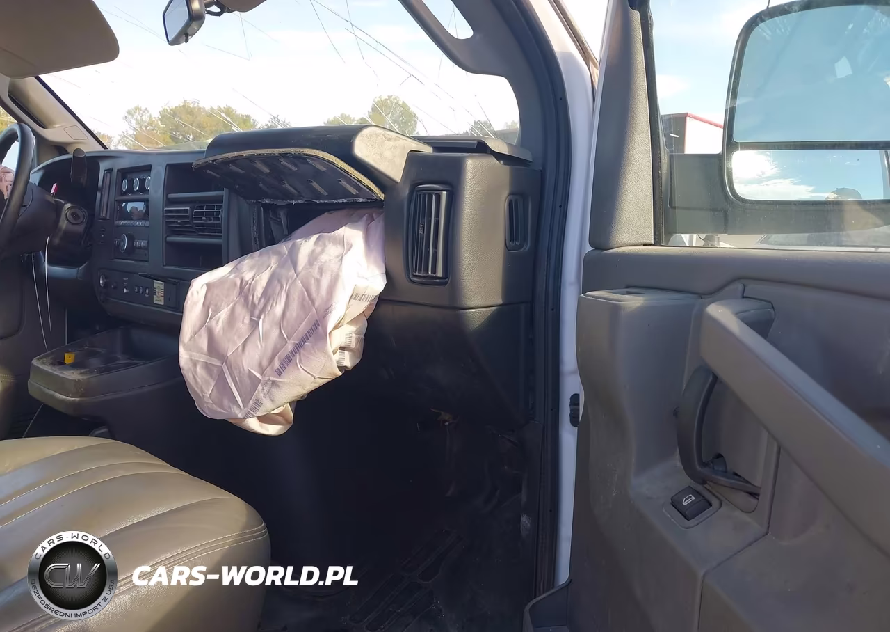 2024 Chevrolet Express G2500 VIN:1GCWGAFP2R1254333 - 5