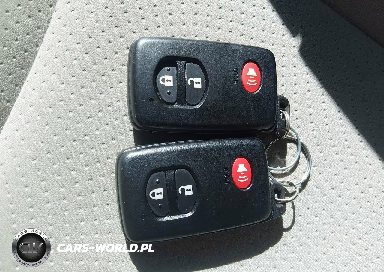 2015 Toyota Prius Two VIN:JTDKN3DU2F1883157 - 11