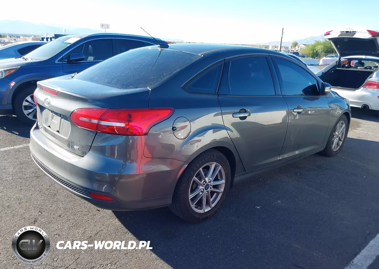 2015 Ford Focus Se VIN:1FADP3F25FL341639 - 4