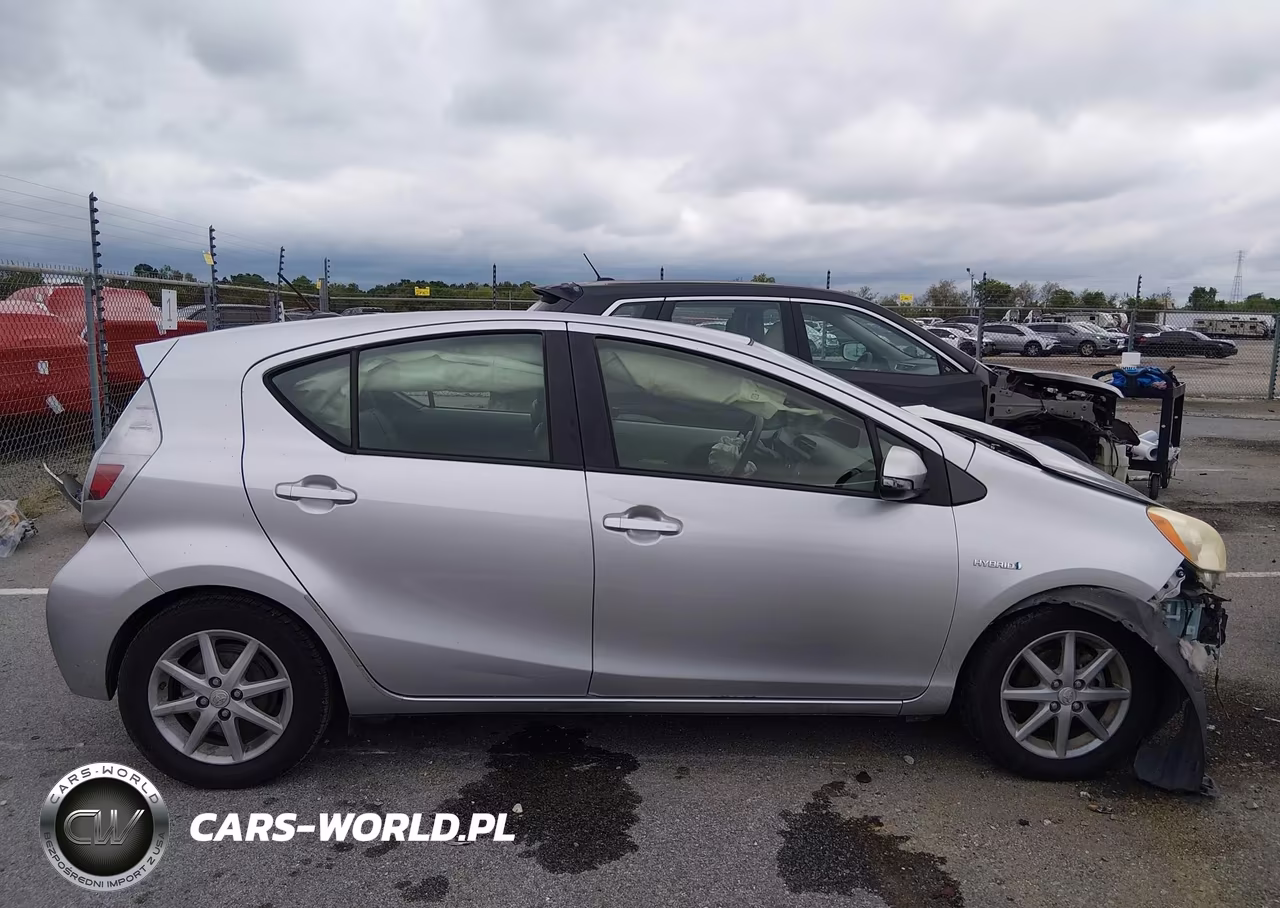 2013 Toyota Prius C Three VIN:JTDKDTB30D1552801 - 14