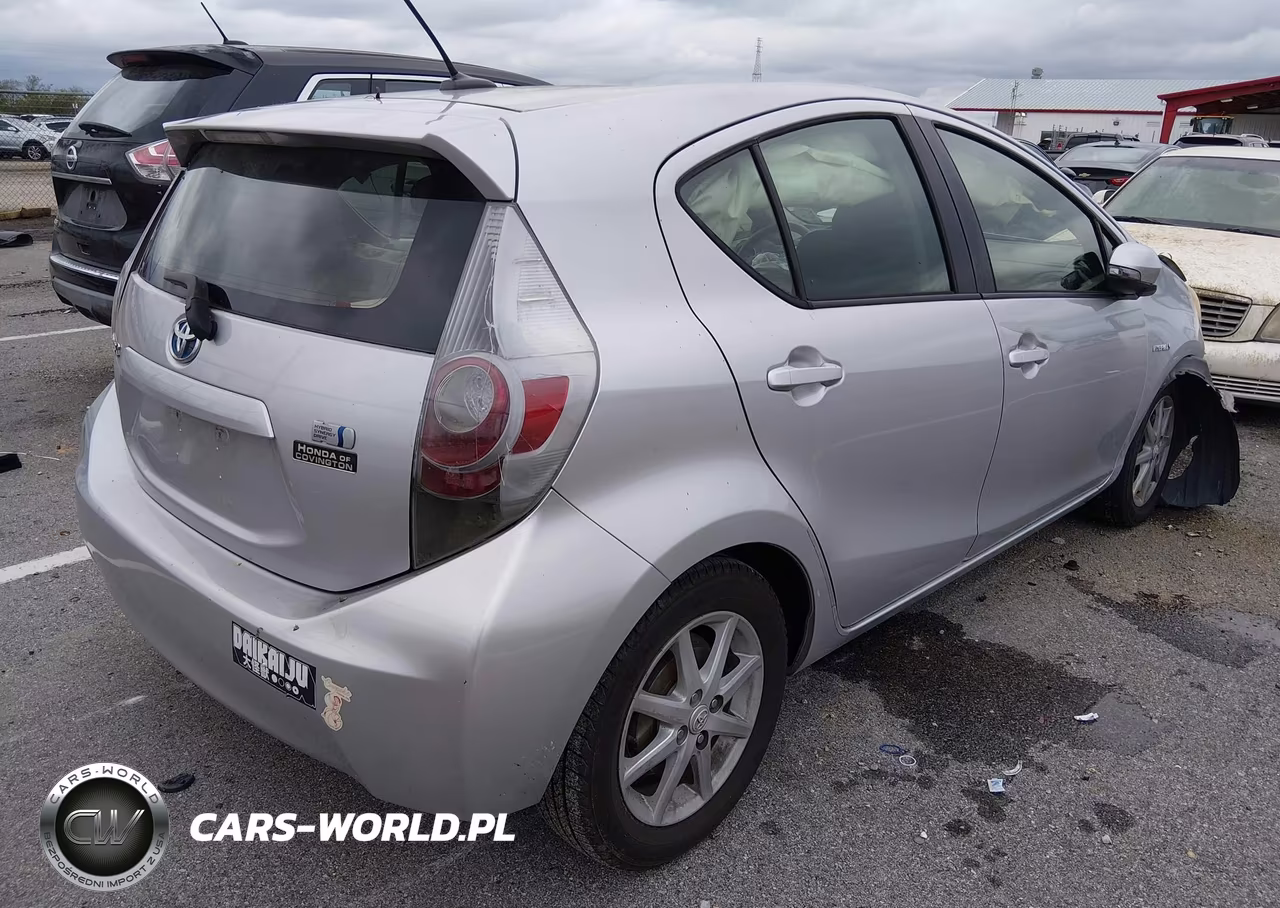 2013 Toyota Prius C Three VIN:JTDKDTB30D1552801 - 4