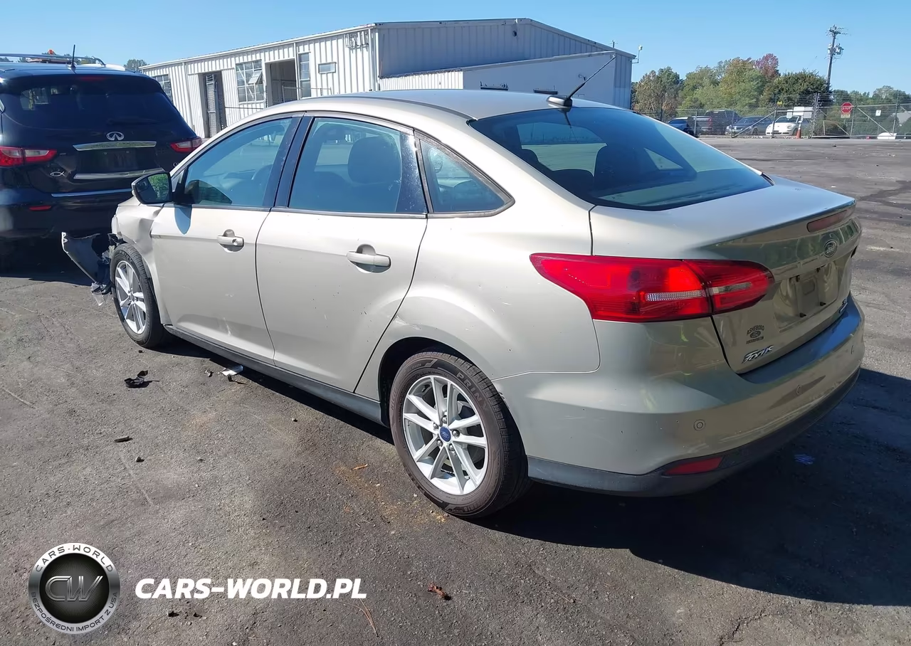 2015 Ford Focus Se VIN:1FADP3F29FL217924 - 3