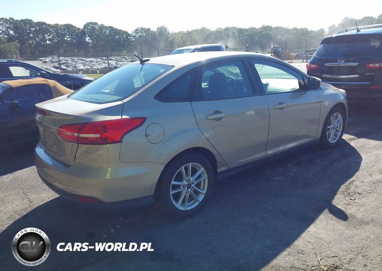 2015 Ford Focus Se VIN:1FADP3F29FL217924 - 4