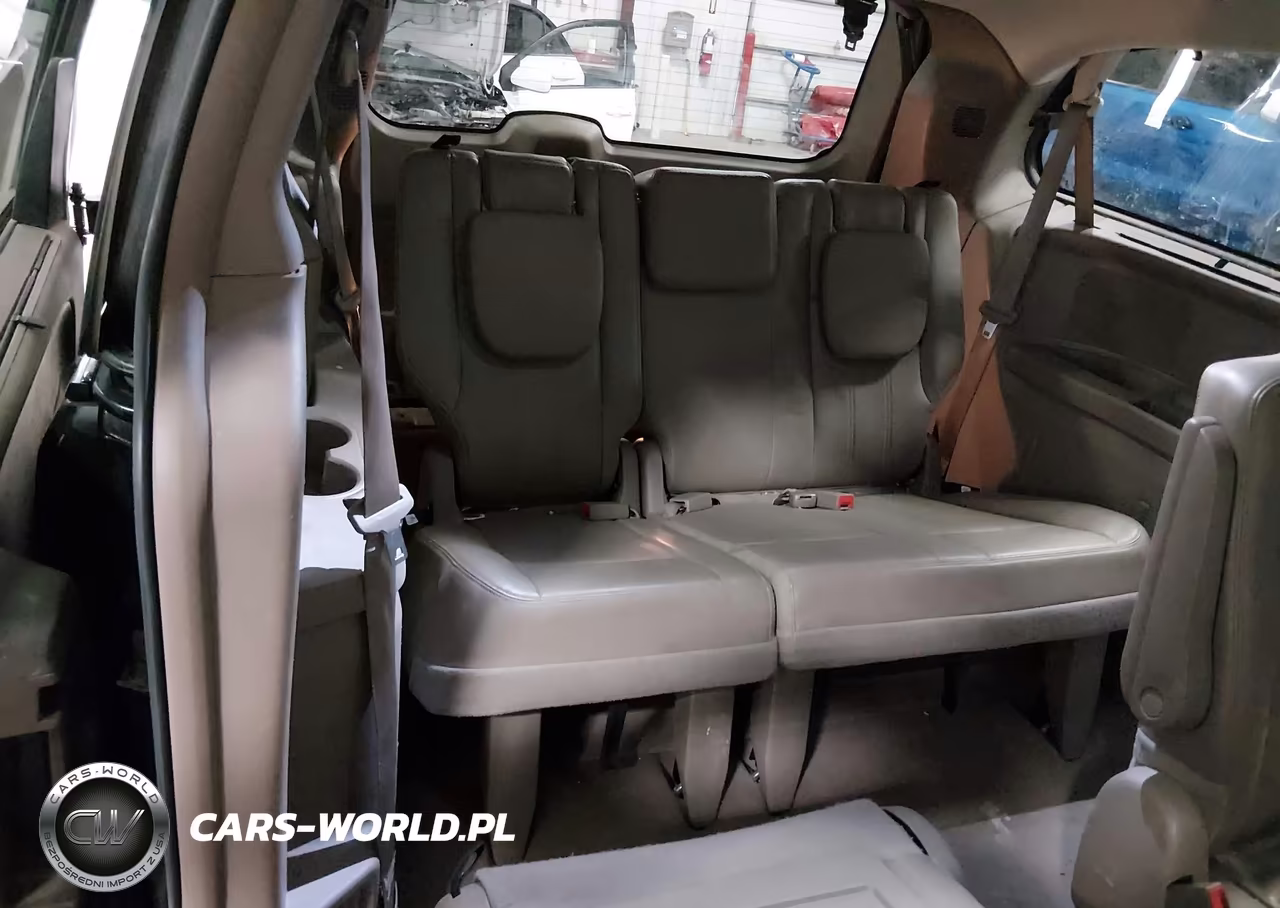 2015 Chrysler Town & Country Touring-L VIN:2C4RC1CGXFR698113 - 18