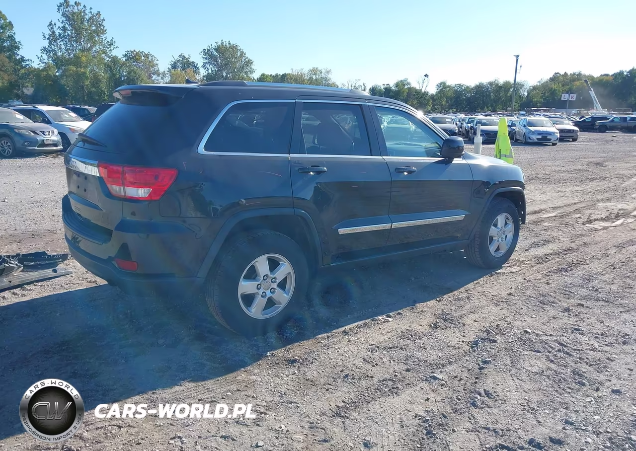 2013 Jeep Grand Cherokee Laredo VIN:1C4RJFAGXDC583717 - 4
