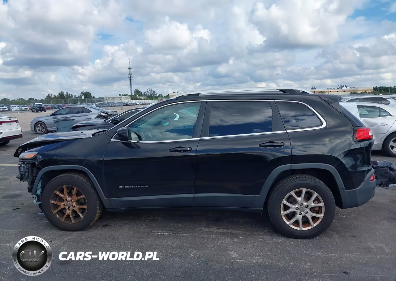 2017 Jeep Cherokee Latitude 4X4 VIN:1C4PJMCS5HW575803 - 14